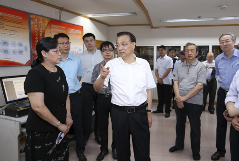 李克强考察中国建设银行、中国人民银行并主持召开座谈会